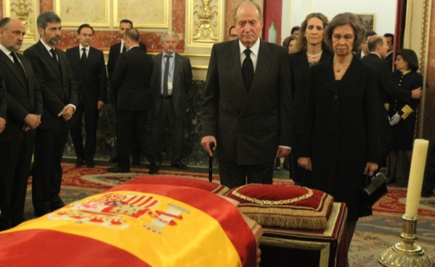 Sus Majestades los Reyes y Su Alteza Real la Infanta Doña Elena en la Capilla Ardiente de Don Adolfo Suárez 